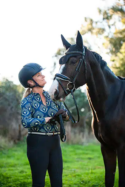 peacock technical long sleeve shirt front right with horse performa ride